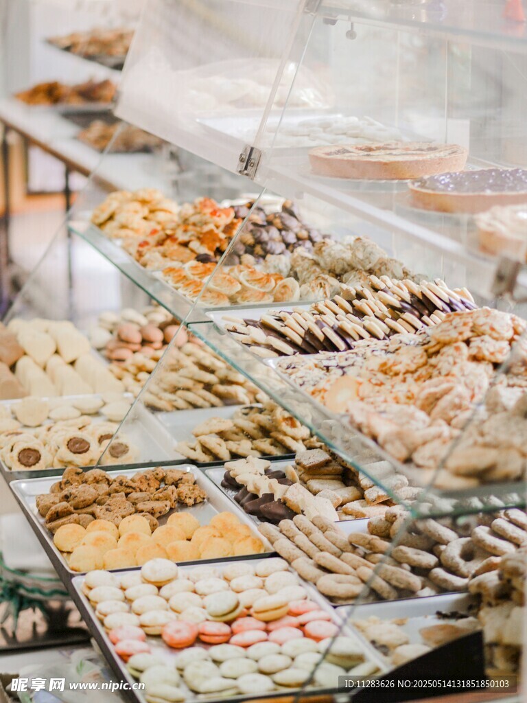 丰富多样的美食自助餐台
