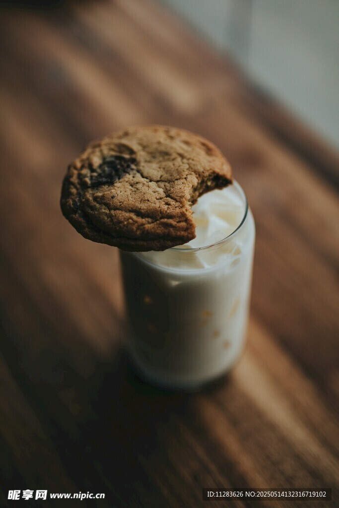 玻璃杯上的美味巧克力饼干