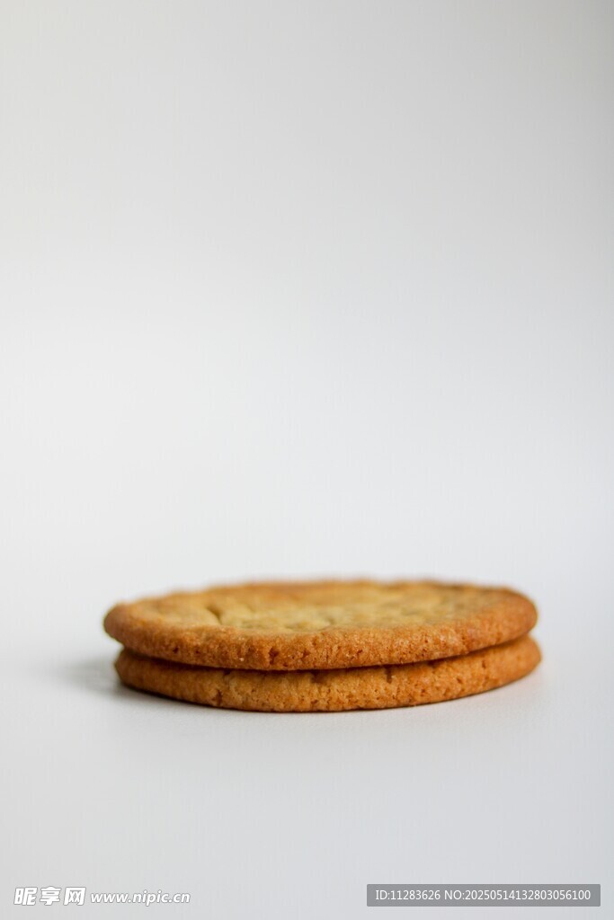 两片美味圆形饼干