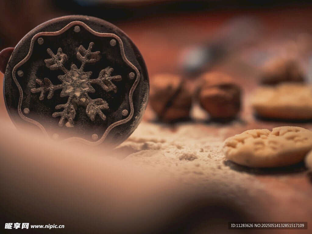 雪花图案饼干与烘焙食材