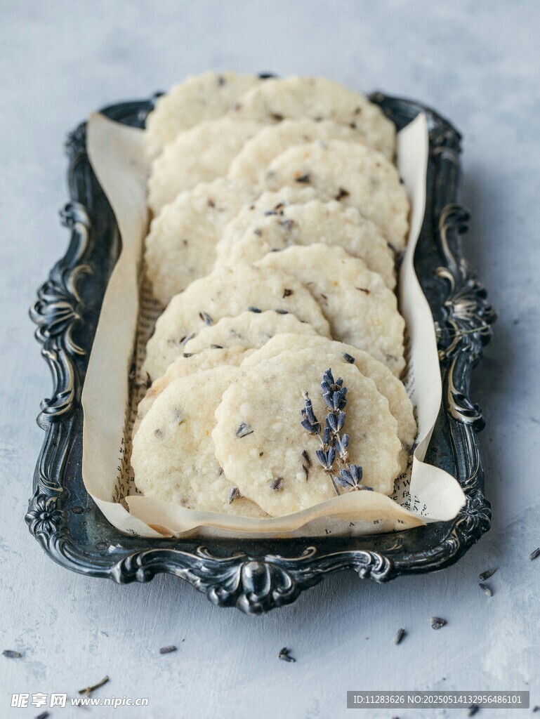 美味曲奇饼干摆于精致盘