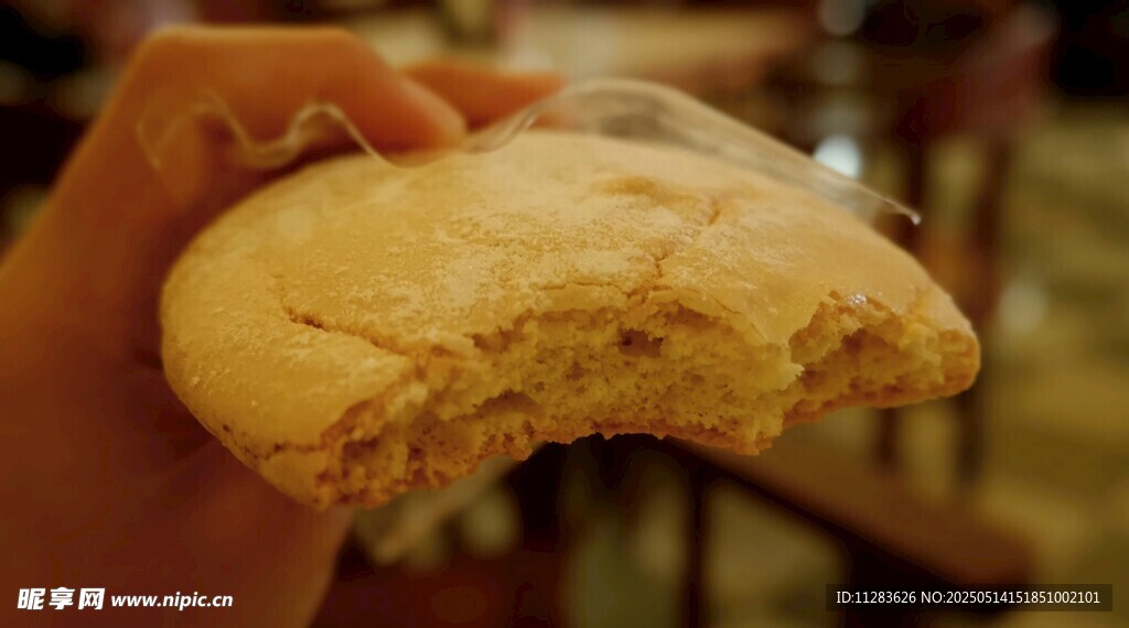 手拿咬过的美味小饼干