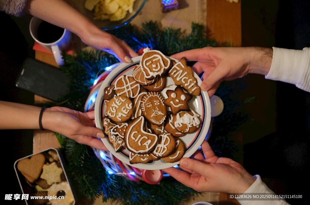 众人共持一盘美味饼干