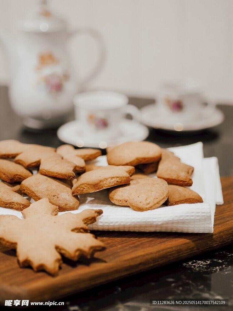 美味饼干摆放在木盘上
