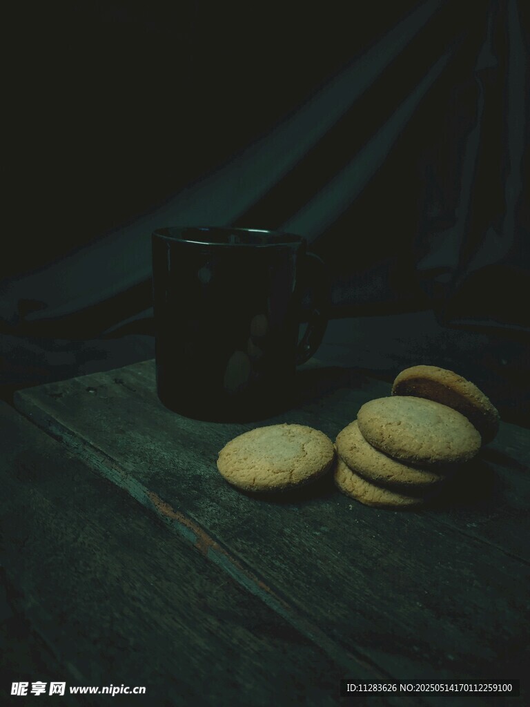 暗色背景下的饼干与物件