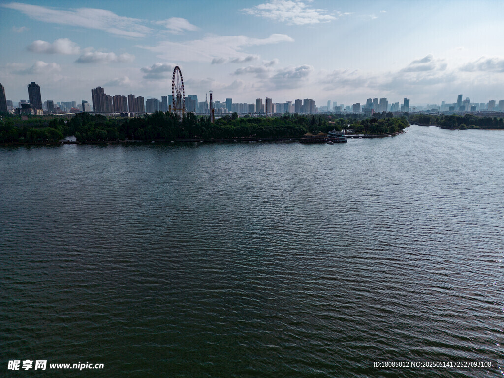 城市湖畔风光