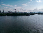 城市湖畔风光