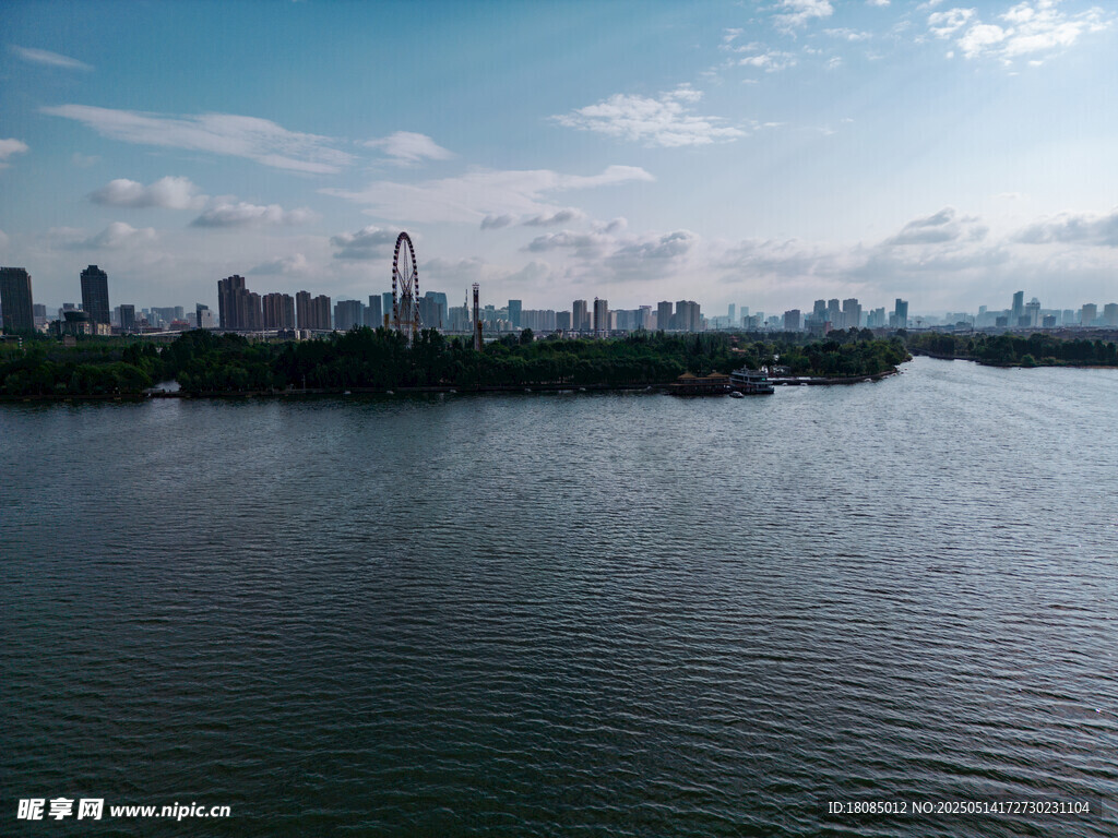城市湖畔风光