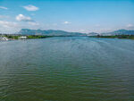 宁静湖水与远处山峦美景