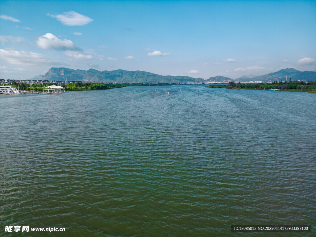 宁静湖水与远处山峦美景
