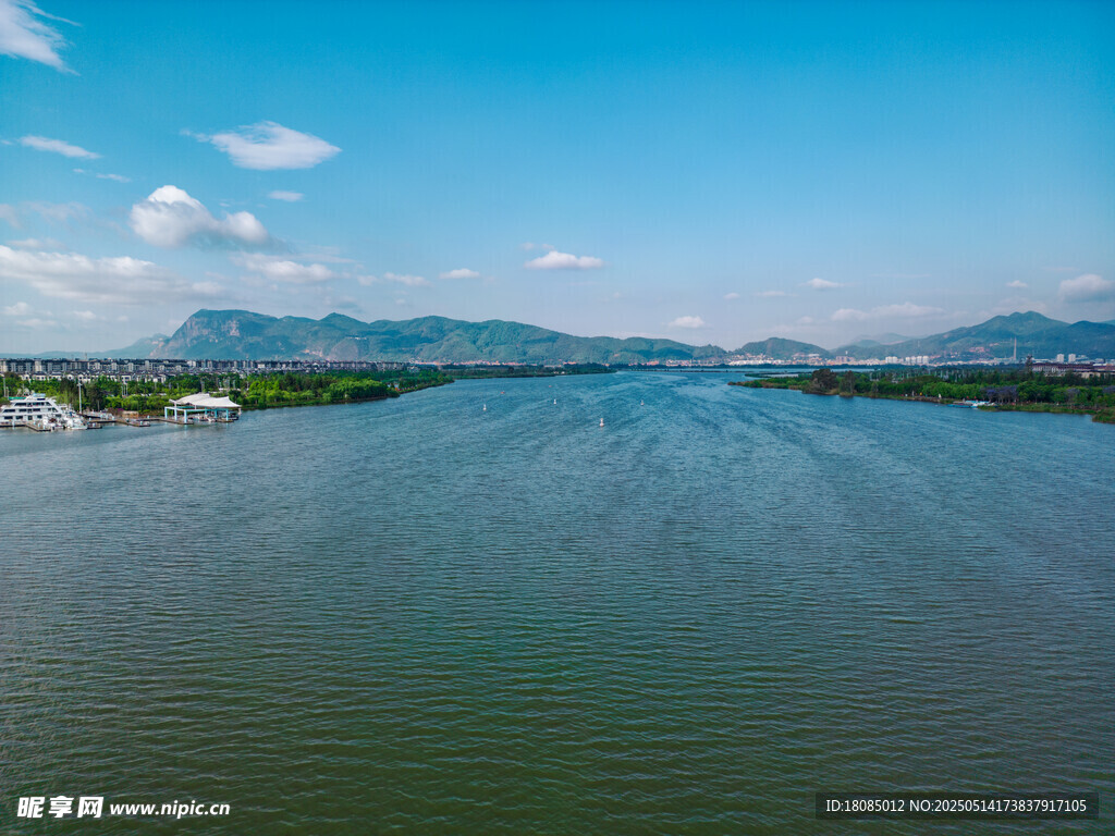 美丽湖景与远处山峦风光