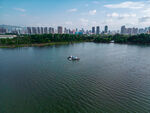 湖上泛舟赏城市天际线