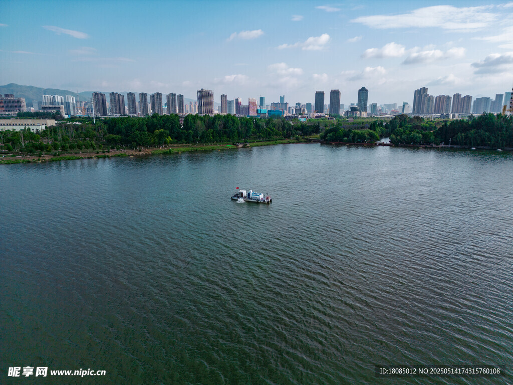 湖上泛舟赏城市天际线