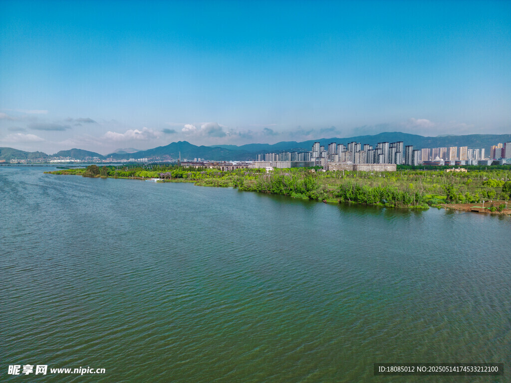 湖畔城市风光美景