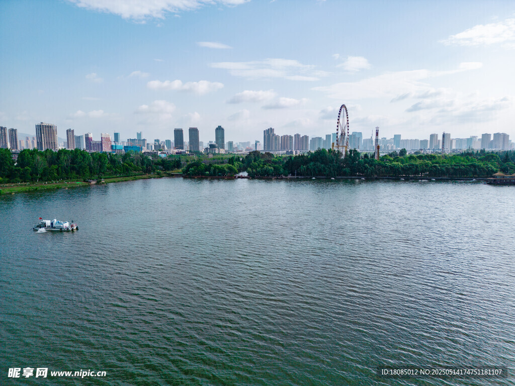 城市湖畔风光