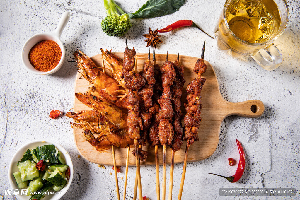美味烤肉串搭配多样佐料