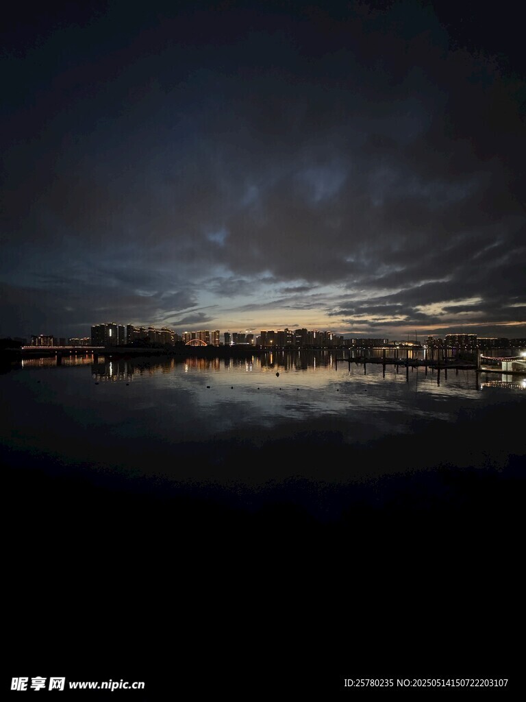 城市倒影夜幕下的静谧湖景