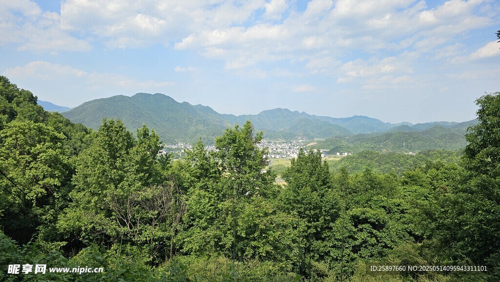 山林绿意 远处山峦美景