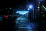 雨夜街道的蓝色灯光景致