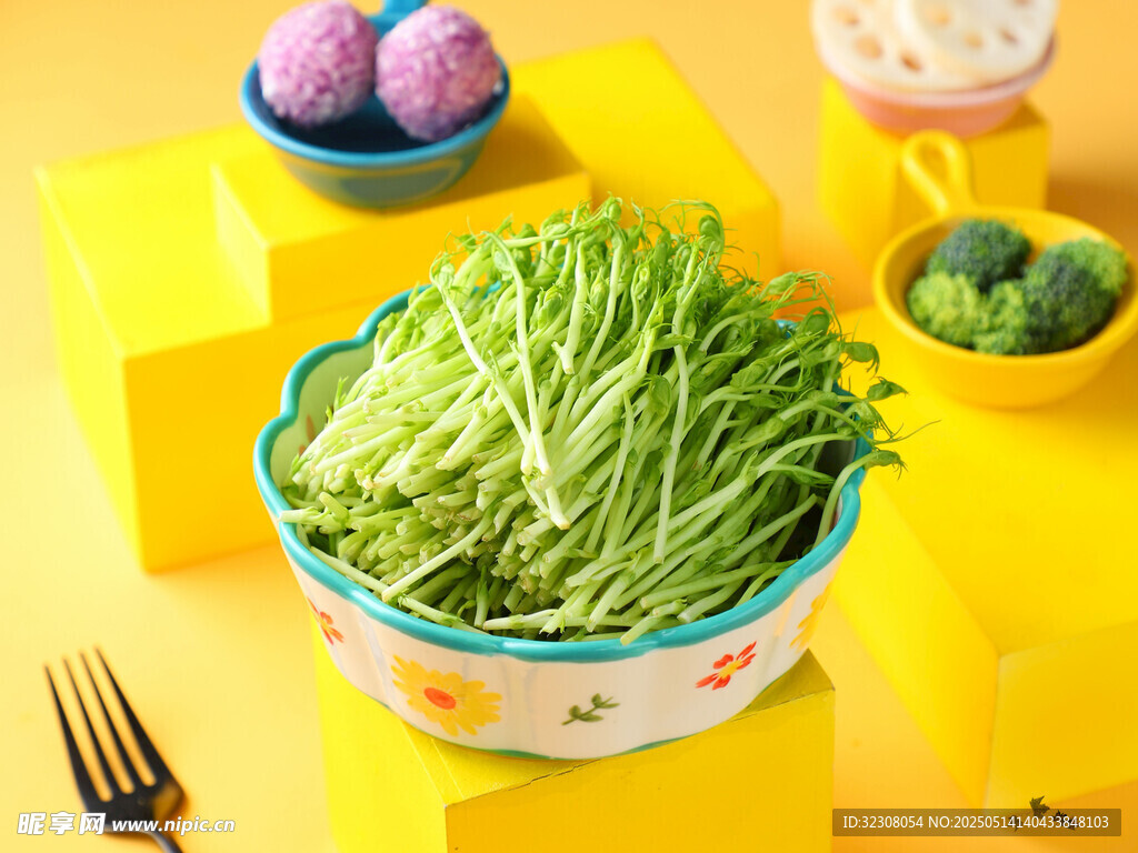 多彩碗中鲜嫩青菜
