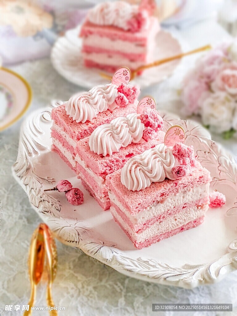精致粉色多层奶油蛋糕