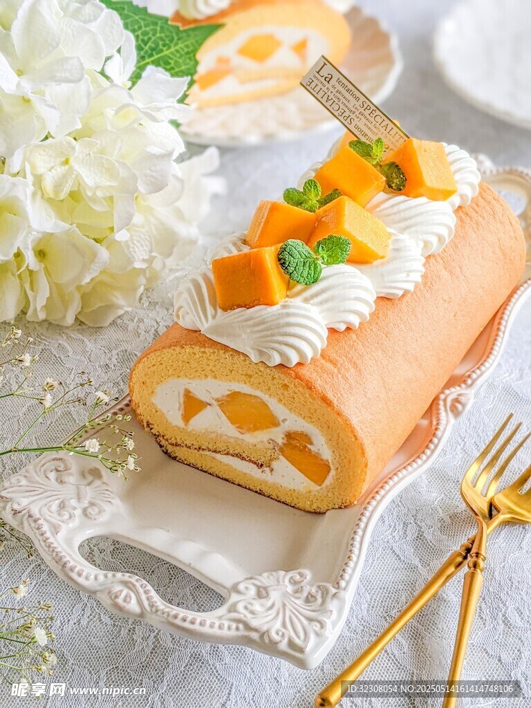 美味奶油水果蛋糕卷