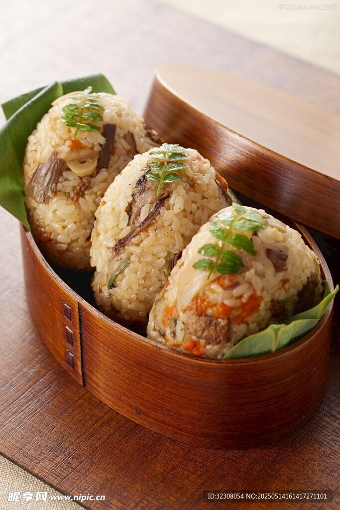 竹制容器中的美味饭团