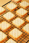 美味方形饼干整齐排列