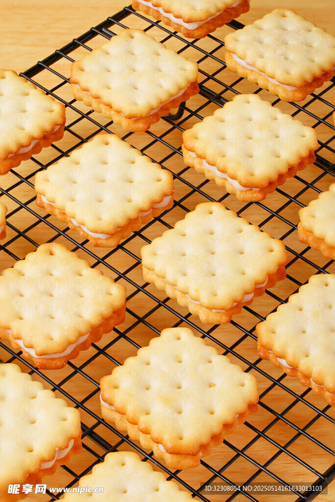 美味方形饼干整齐排列