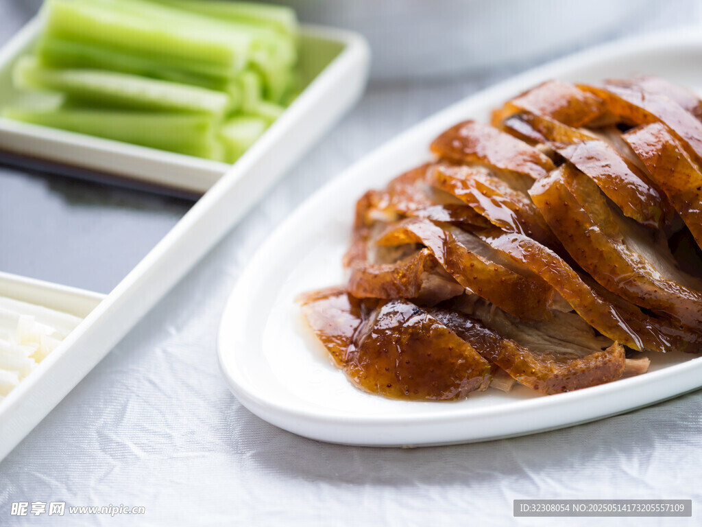 美味酱鸭配清爽芹菜