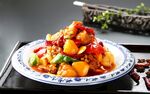 美味红烧菜肴摆于盘中