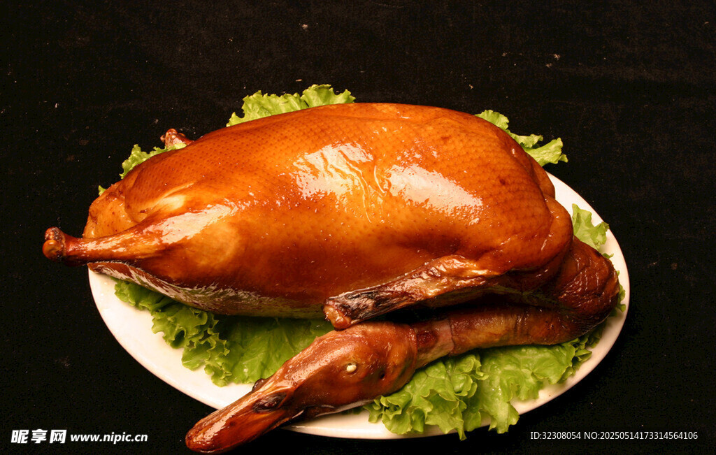 美味烤乳鸽摆于盘中