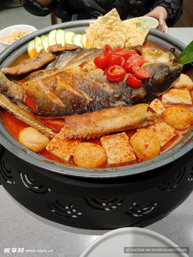 美味特色烤鱼火锅上桌啦