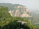 巍峨青山绿意浓