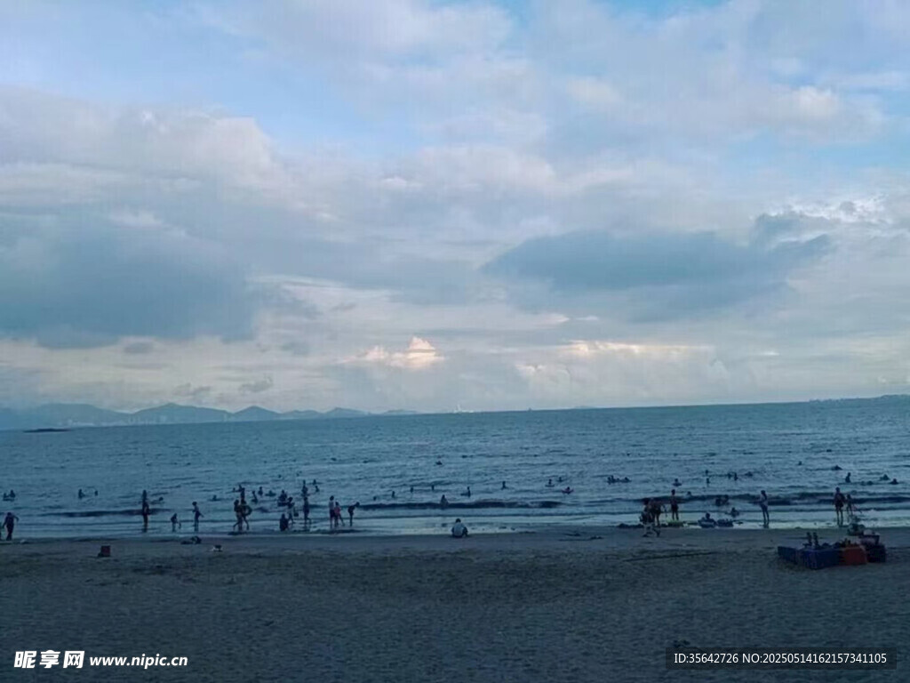海边沙滩上的悠闲景象