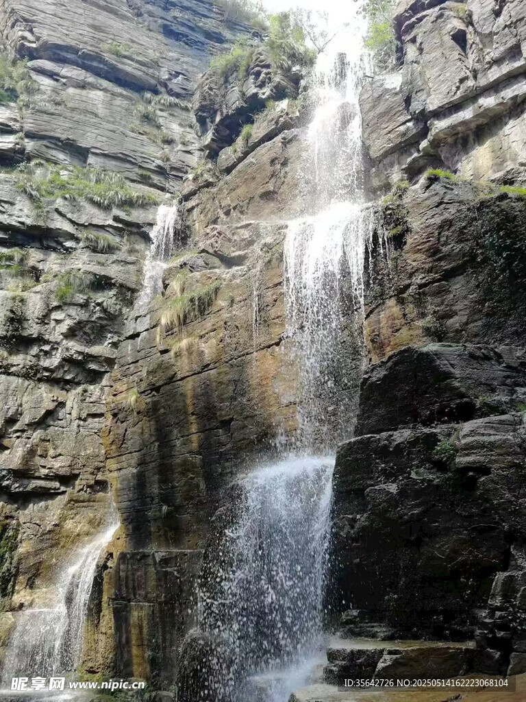 山间瀑布景观