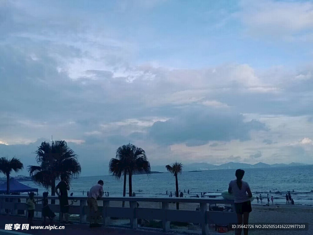 海边漫步的惬意风景