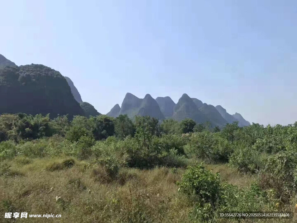 山间绿野风光