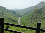 山间美景 蜿蜒道路与护栏