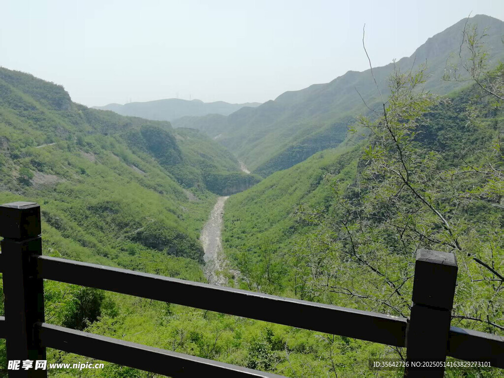 山间美景 蜿蜒道路与护栏