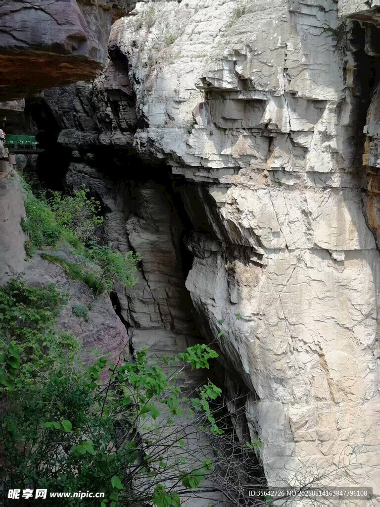嶙峋岩石与山间绿植