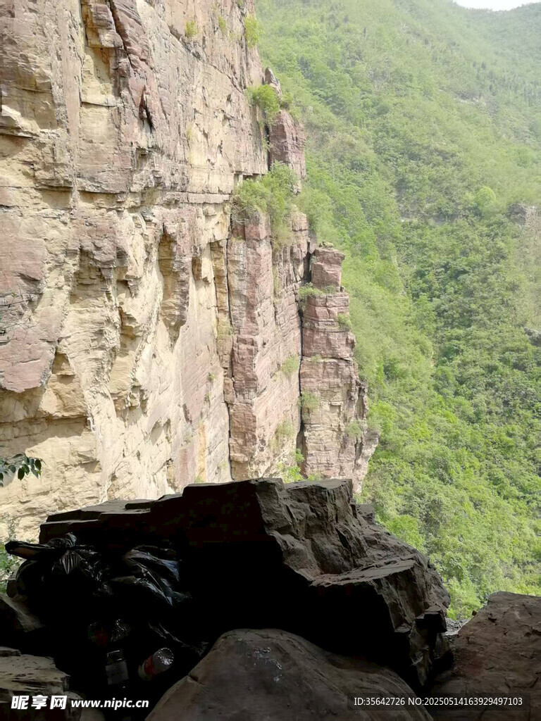悬崖边的壮丽自然景观
