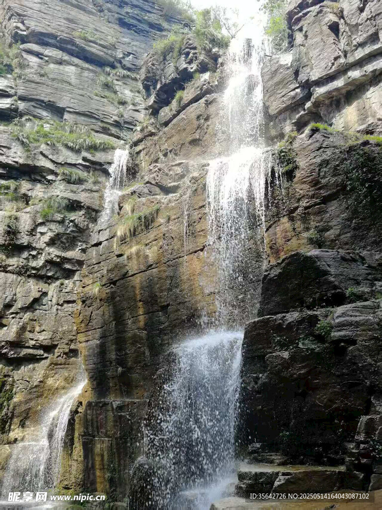 山间壮丽瀑布景观