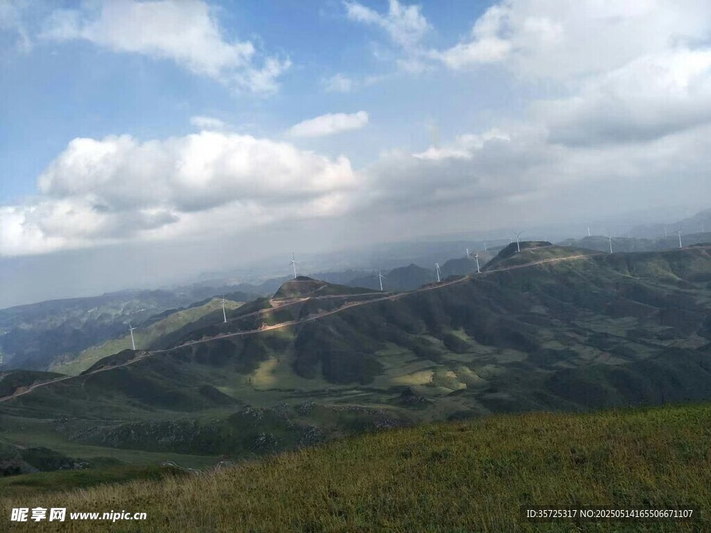 山峦云海间的壮美风光