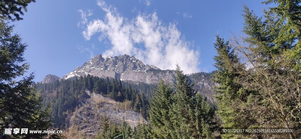 山林间的巍峨山峰