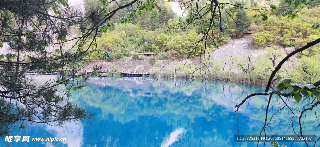 梦幻蓝湖美景