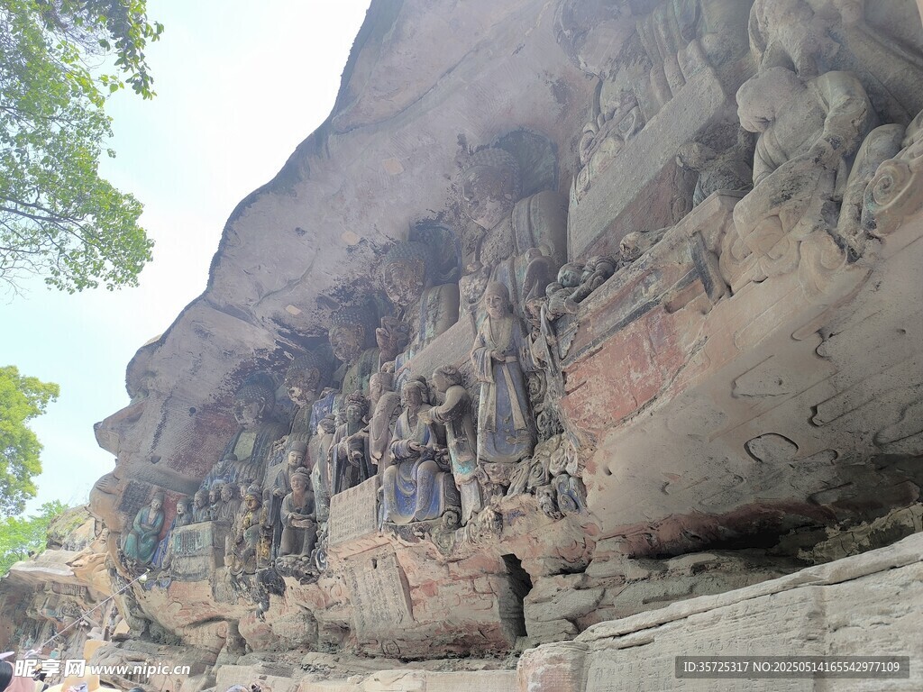壮观石窟岩壁雕刻景观