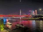 城市夜景下的绚丽桥梁