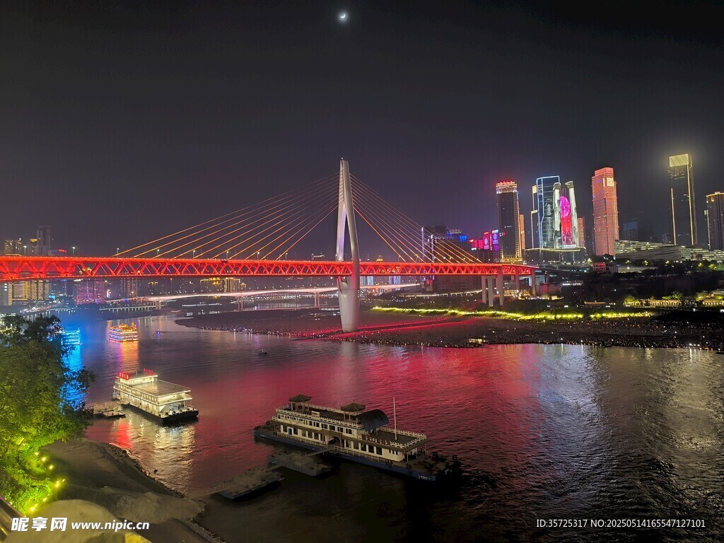 城市夜景下的绚丽桥梁