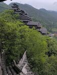 山林中的古朴中式建筑群